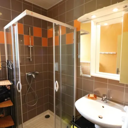 Le Claux, 3 Pieces, 4 Personnes - Fr-1-742-402 Vakantiehuis